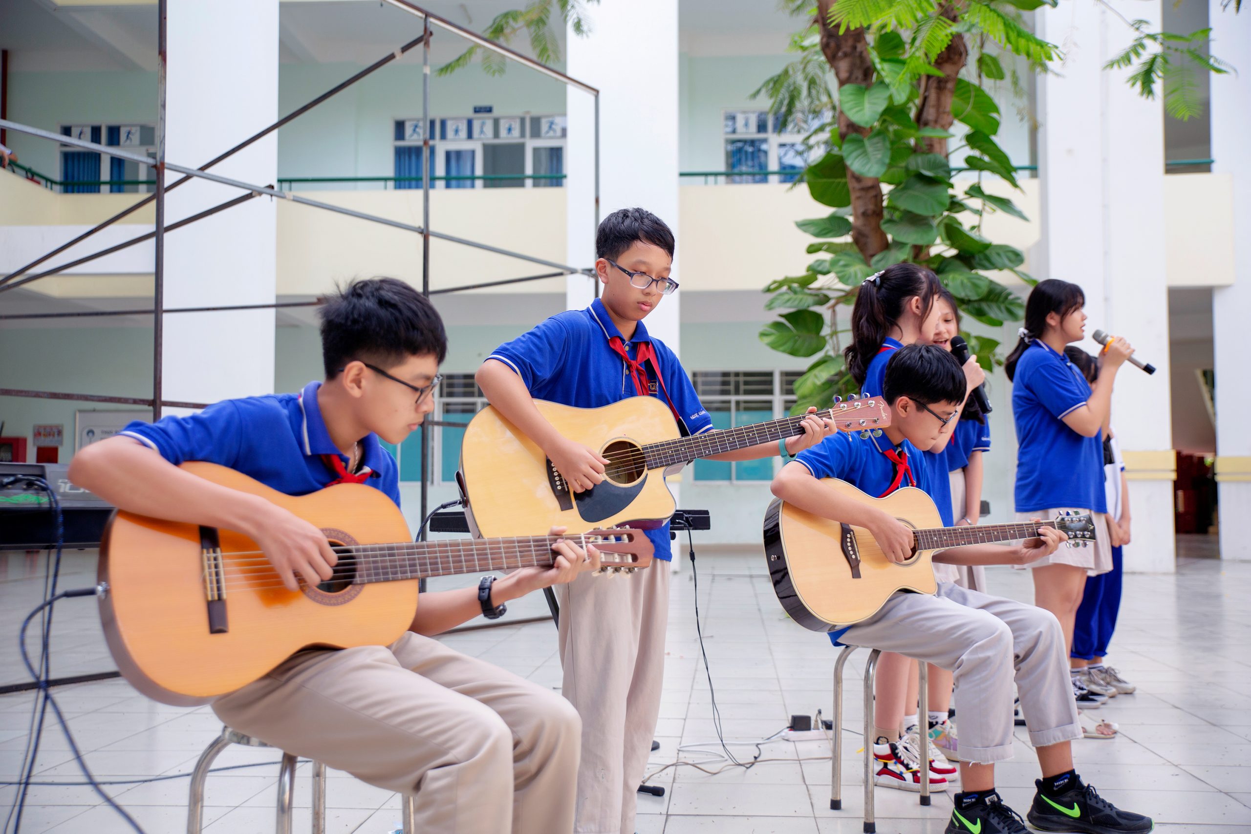 Dạy đàn guitar cho con