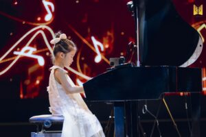 Nguyễn Hà Khả Vy – Tôi thấy hoa vàng trên cỏ xanh